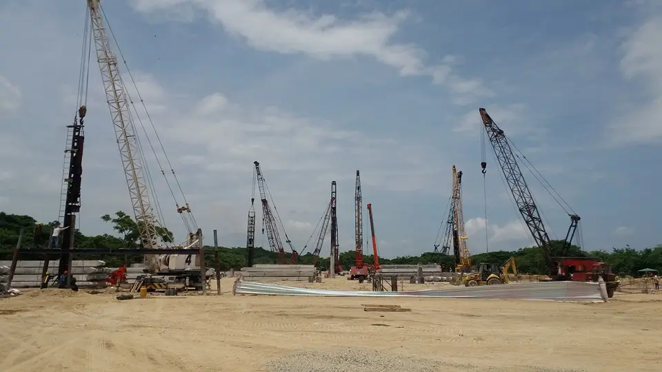 Hincado de pilotes para la cimentación del Hospital General de Machala, Ecuador, por ERCO Ingeniería y Construcción