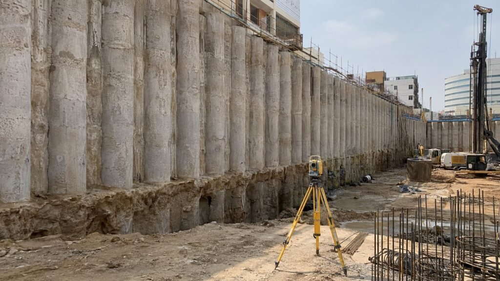 Cimentaciones profundas con pantalla de pilotes secantes para contencion de excavaciones